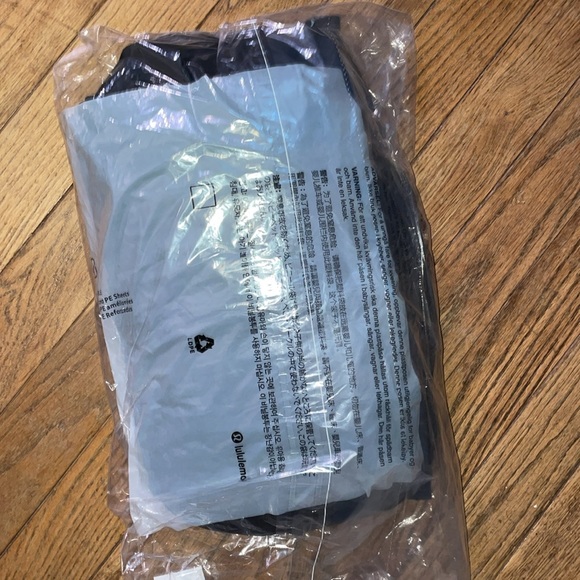 LULULEMON WUNDER Puff SUPER CROPPED vest BLACK SIZE 4 6 8 perfect cute NWT - Picture 5 of 5